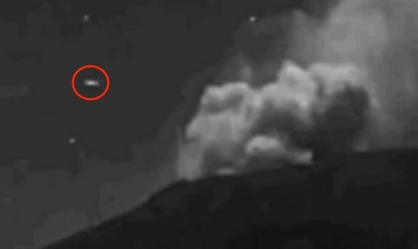 30-метровый НЛО влетает в мексиканский вулкан Попокатепетль