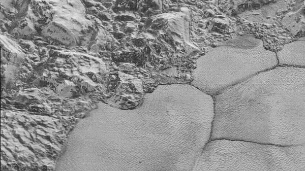 Горы на Плутоне покрыты странными снежными шапками из метанового льда