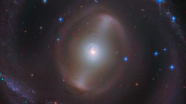 NGC 2217 – спиральная галактика с перемычкой