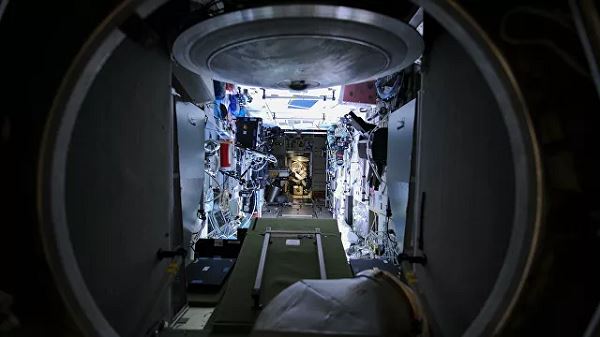 ЦУП попросил космонавтов найти источник запаха гари в модуле "Звезда"