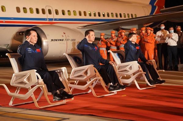 Экипаж корабля "Шэньчжоу-12" прибыл в Пекин