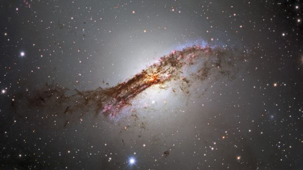Получен новый снимок галактики Центавр А