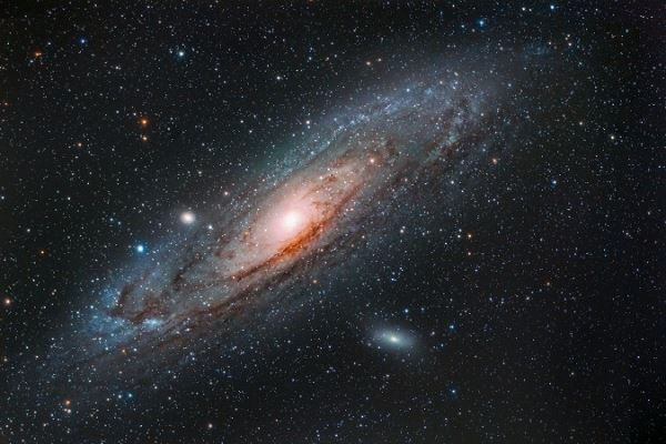 Хаббл «увидел» далекую галактику через космическую лупу