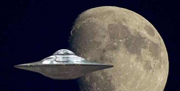 Инопланетный корабль снова пролетает возле Луны