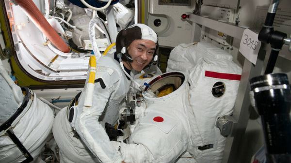 Японский и французский космонавты приступили к работе в открытом космосе