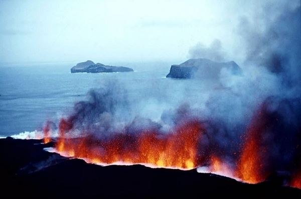 Как Исландия при помощи воды остановила движение лавы