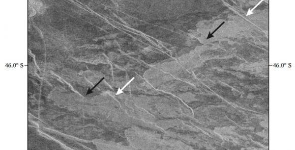 Изображение кратера Сандел на Венере, полученное КА «Магеллан» (NASA). Черными стрелками показаны трещины, закрытые лавовыми потоками, белыми — трещины, которые идут поверх лавовых потоков. Изображение из статьи D’Incecco et al., 2020