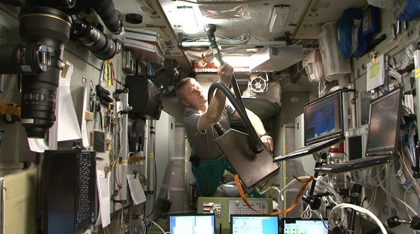 Космонавты убираются на российском сегменте МКС перед съемками фильма "Вызов"