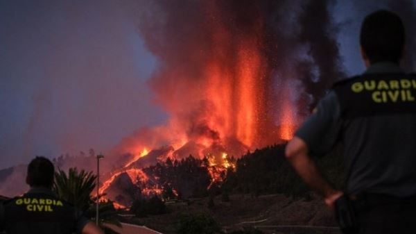 На Канарских островах извергается вулкан Кумбре Вьеха: эвакуированы 5 тысяч человек