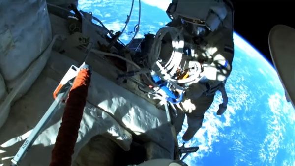 Российские космонавты провели за бортом МКС более семи часов