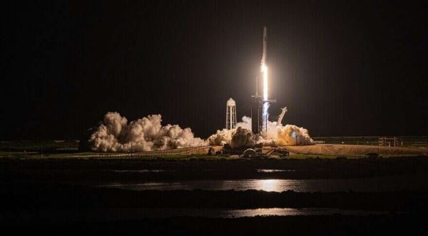 SpaceX запускает экипаж Dragon с первой частной миссией