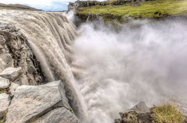 Странное существо попало в объектив камеры у водопада Деттифосс в Исландии
