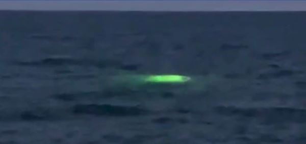 Светящийся неопознанный объект запечатлели под водой у берегов Майами (США)