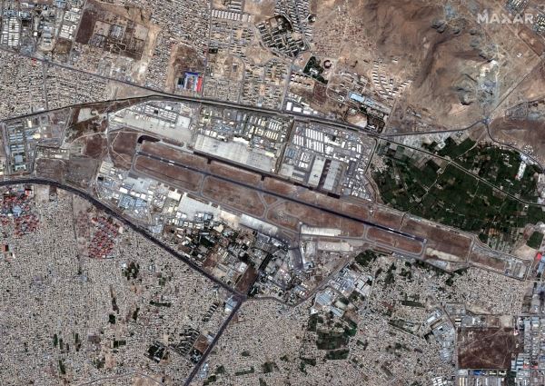 Толпы испуганных людей устремились в аэропорт Афганистана — показывают спутники