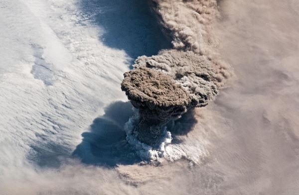 Ученые выяснили причину извержения вулкана на Курилах в июне 2019 года