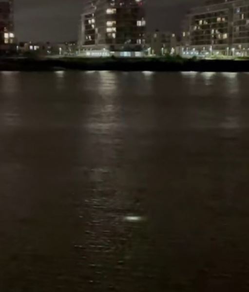 Загадочный мигающий свет запечатлели под рекой Темзой (ВИДЕО)
