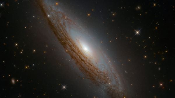 Активная спиральная галактика ESO 021-G004