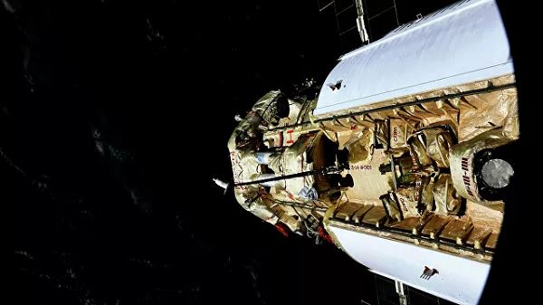 Российские космонавты завершили работу в открытом космосе