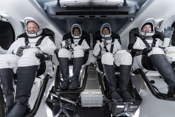 SpaceX впервые отправила туристов в космос